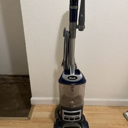 Shark Navigator Lift-Away Deluxe Vacuum