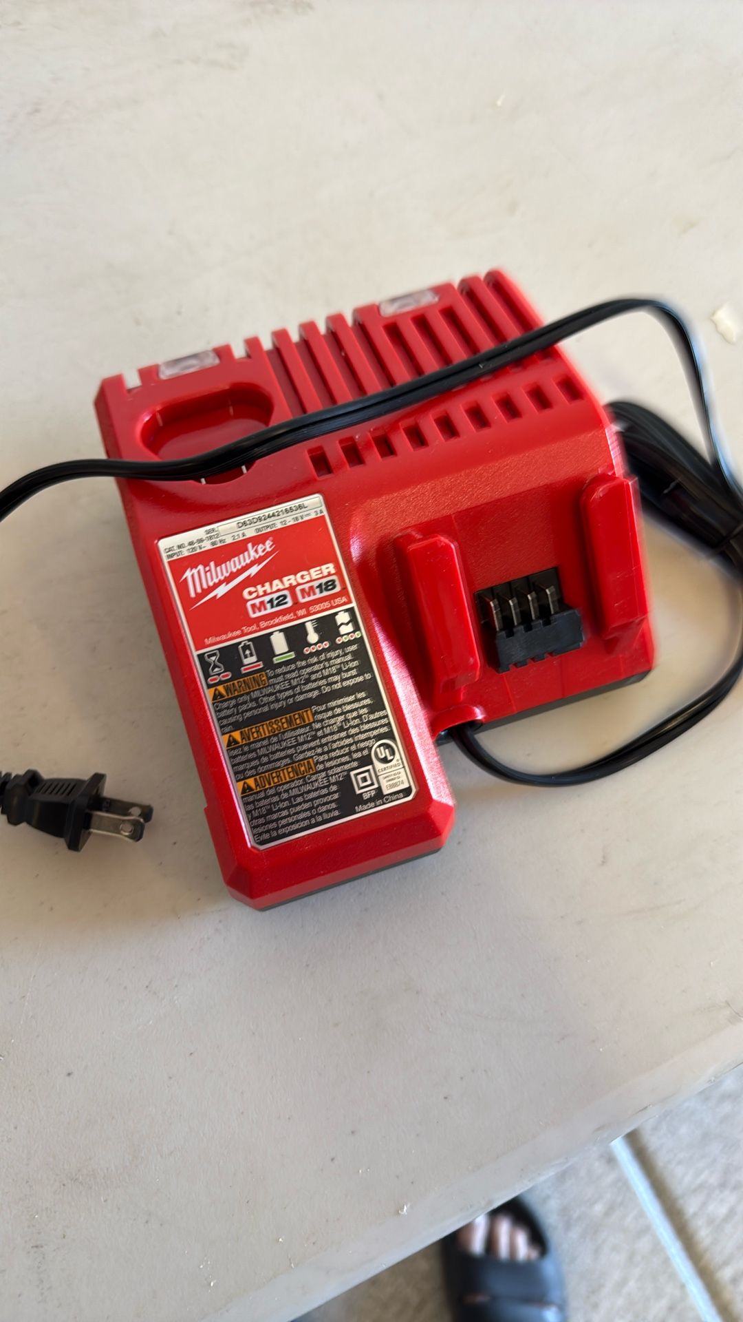 MILWAUKEE M12 M18 BATTERY CHARGER