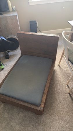 Avocado Wood frame dog be and mattress. Originally seven or $800. Gently amd hardly used for three years.￼