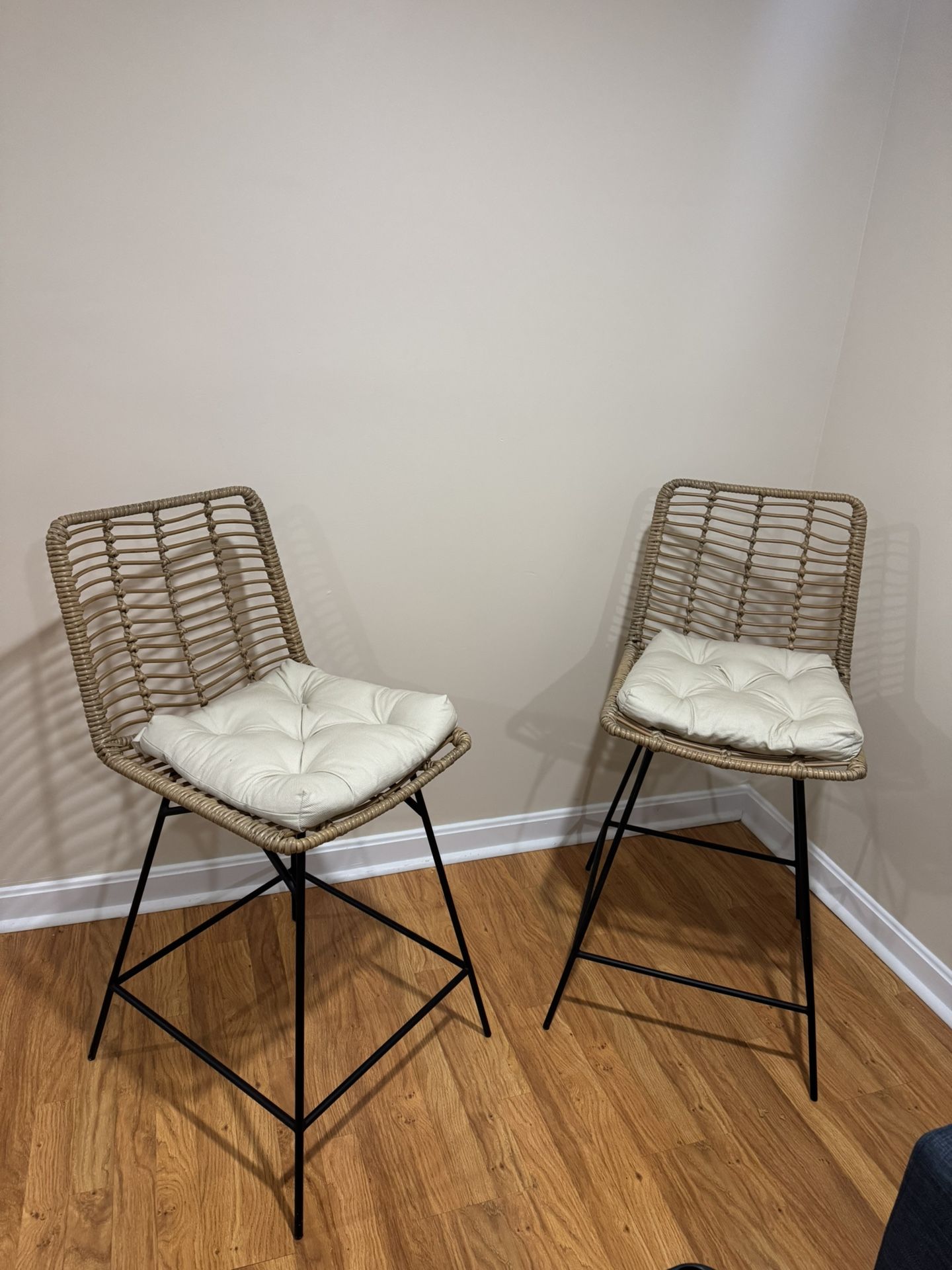 2 wicker bar stools
