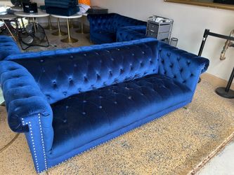$200 for a total of all 4 couches 🚨( please read ) It’s 4 couches total 2 large size 2 small size some have a couple wholes in them I’m selling as is