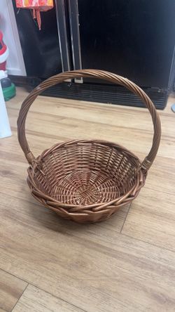 Wicker basket with handle