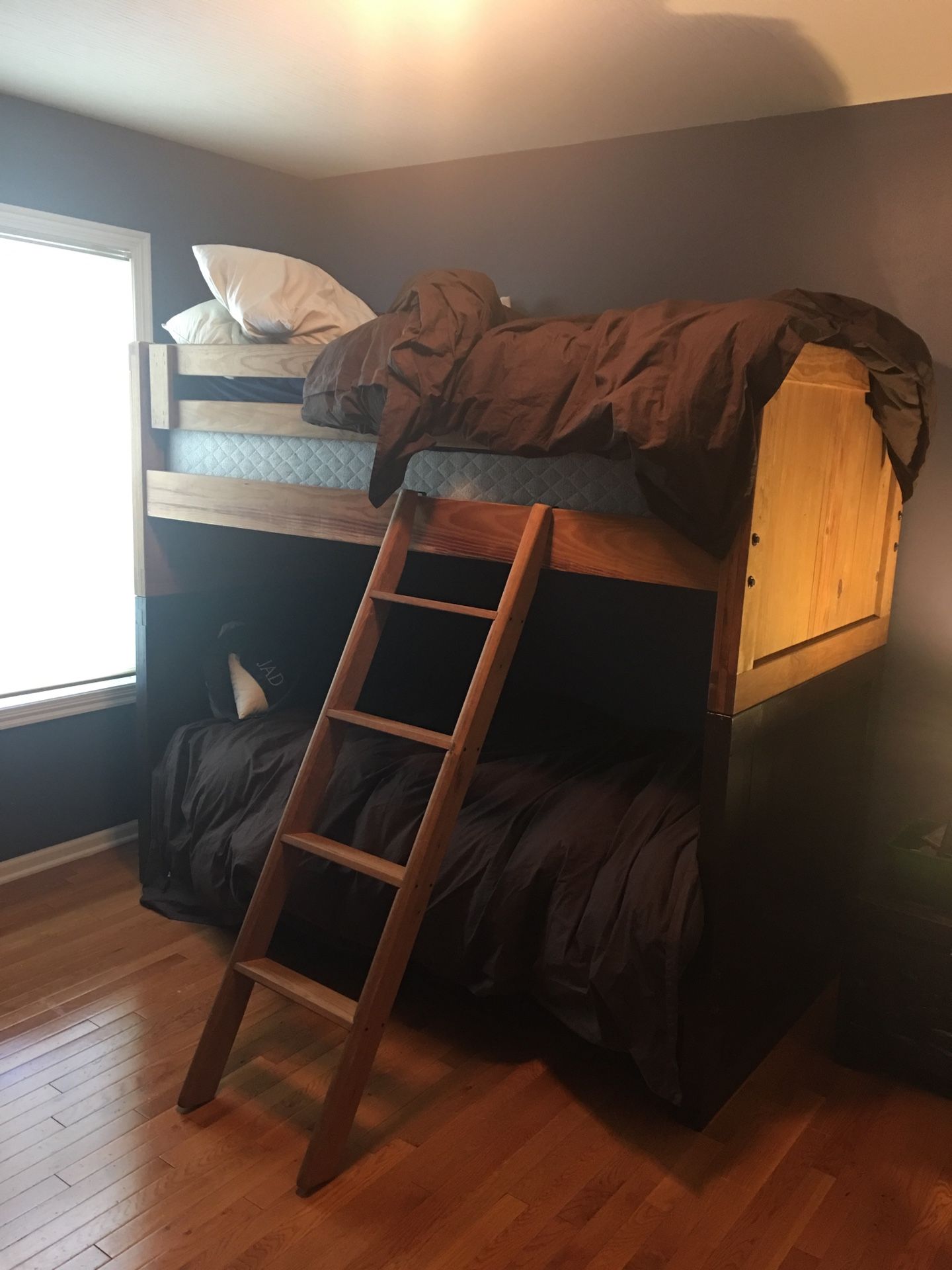 Wood twin bunk beds (1 mattress included )