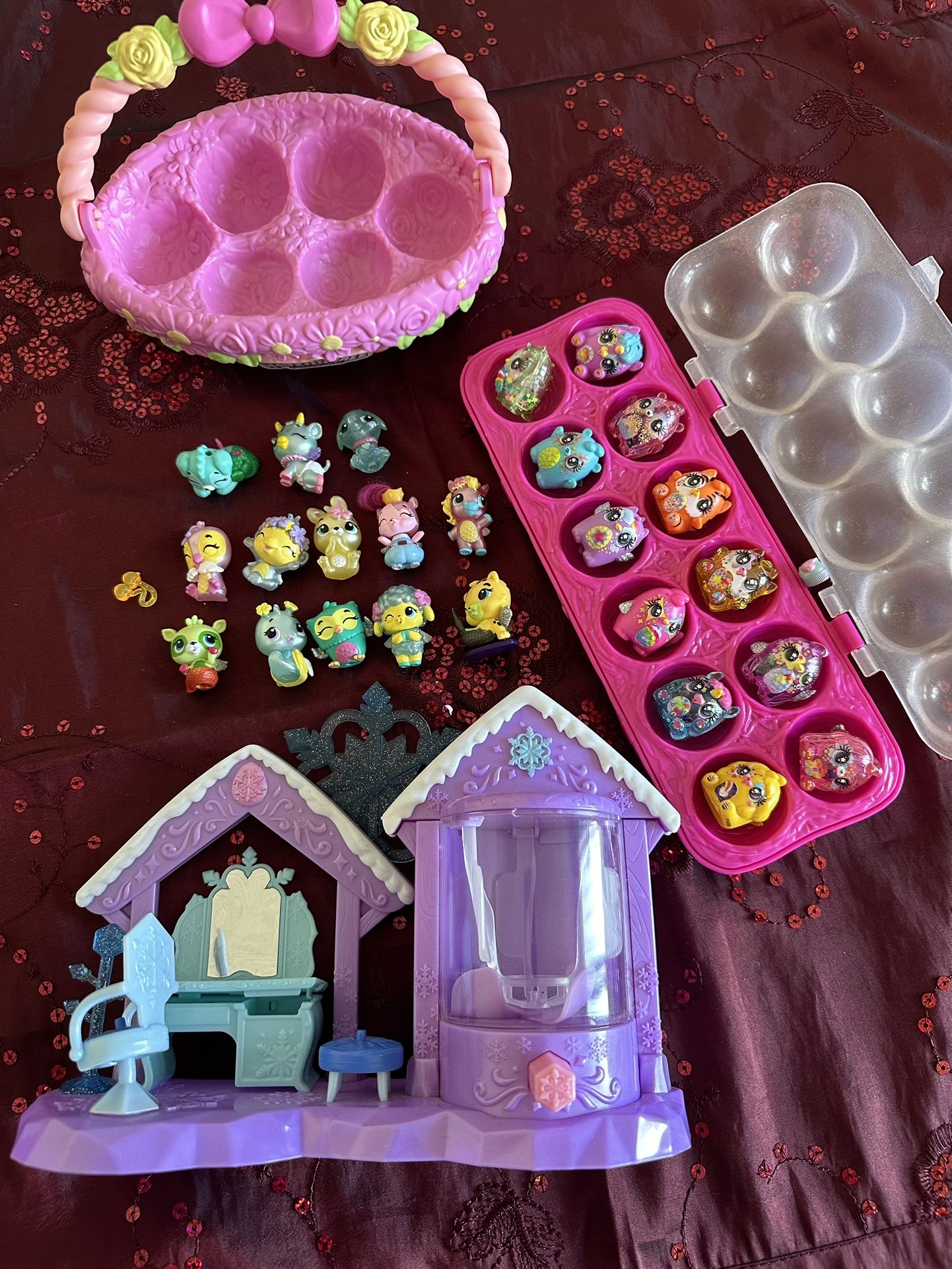 25 Hatchimals Collection With Egg Tray And A Castle