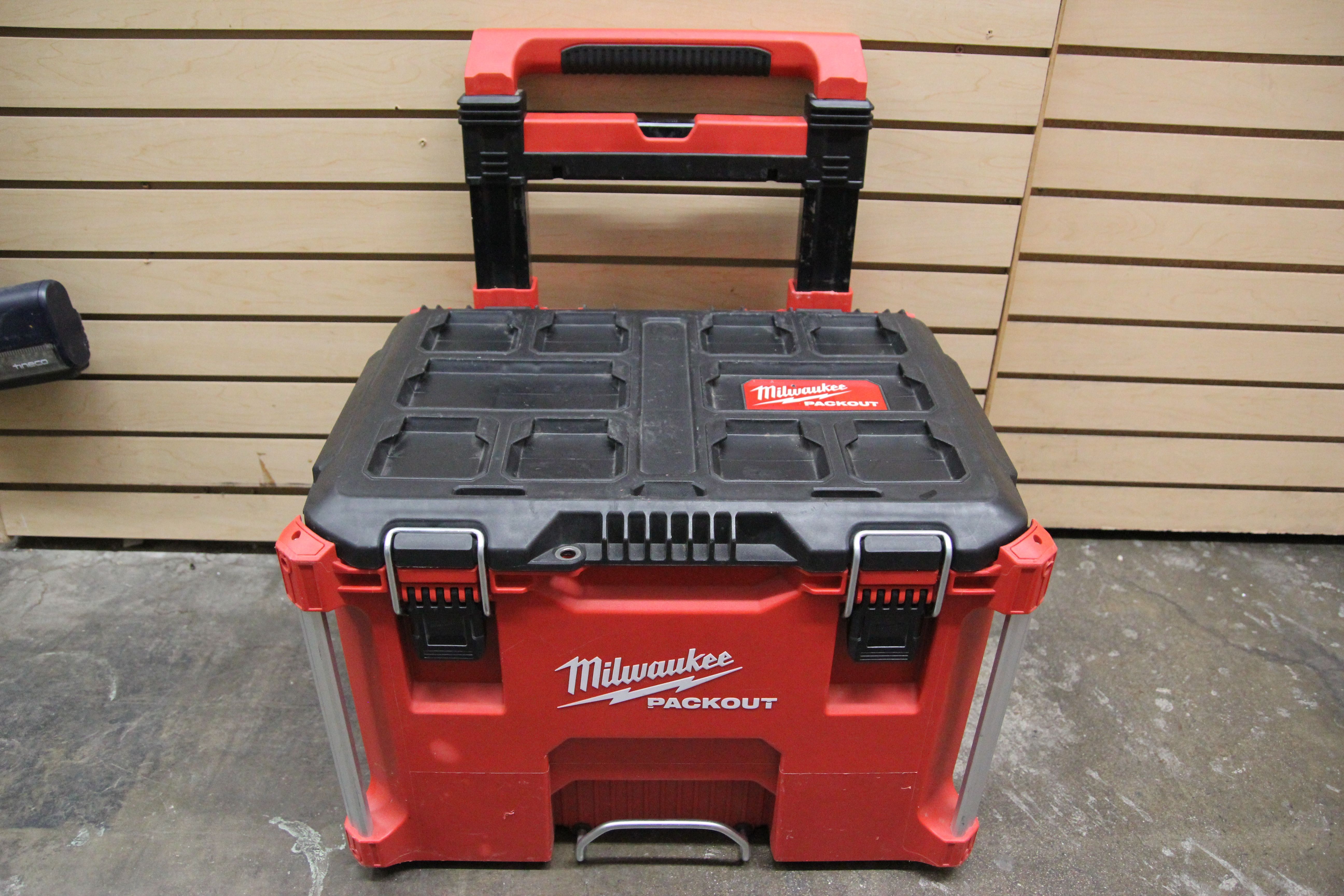 MILWAUKEE PACKOUT ROLLING TOOL BOX