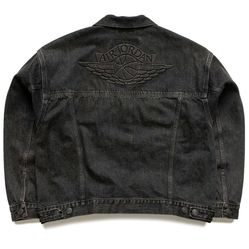 Nike Jordan x Levi’s Type lll Trucker Jacket Denim.         Size Large