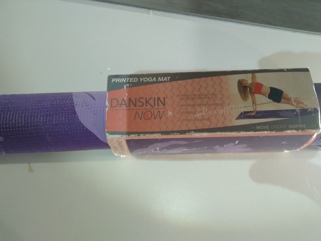 Yoga Mat with Danskin Logo (5mm)
Yoga Mat
Danskin Logo
24" x 68"
5mm Thick
New/Unused