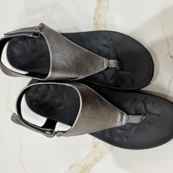 NIB Women’s size 9 arch-support silver sandals