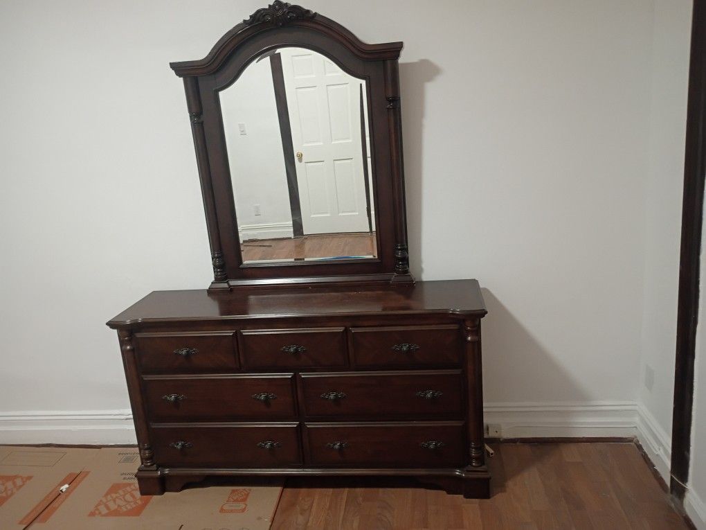 Dresser With Mirror