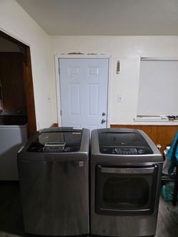 LG STAINLESS STEEL WASHER AND DRYER SET BOTH ELECTRIC XL CAPACITY 5.0 CU CLEAN AND DESINFECTED DELIVERY AVAILABLE FOR EXTRA FEE