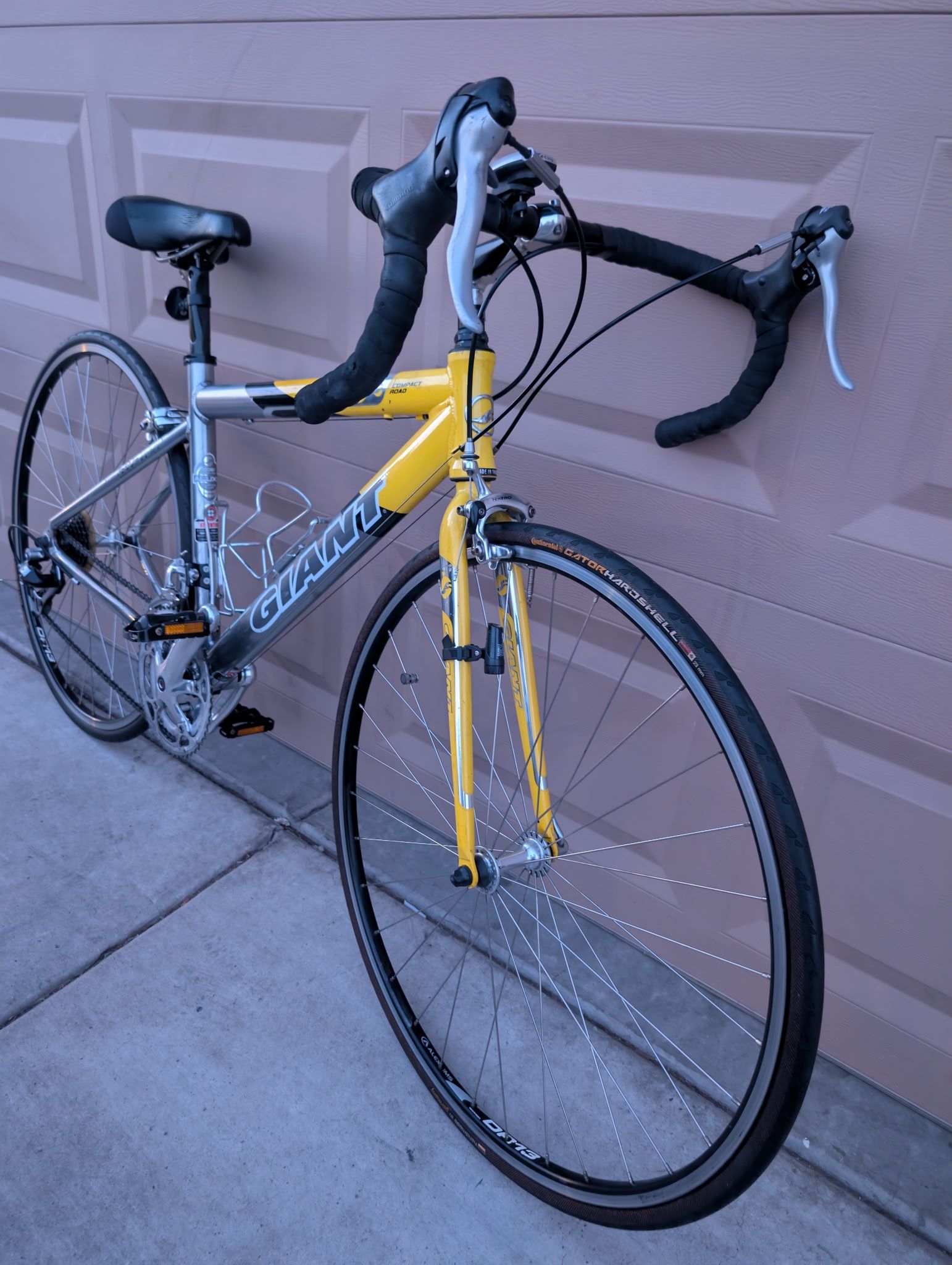 700x25c. GIANT ROAD RACING BIKE. (S).24 SPEEDS. EXCELLLENT CONDITION WITH FRESHLY TUNE UP 👌🏼