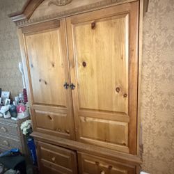 FREE FREE FREE LARGE ARMOIRE 