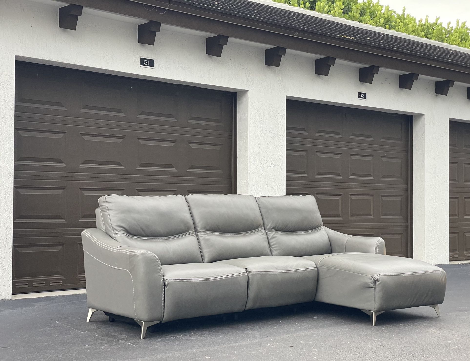 🛋️ Sofa/Couch Sectional - LIKE NEW - Leather - Delivery Available 🚛