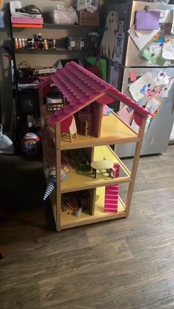 Barbie house used but in great condition