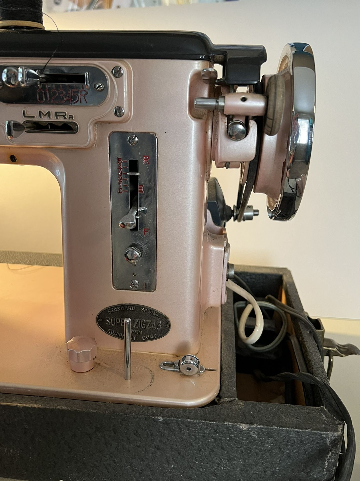 Vintage Universal Super Zig Zag Sewing Machine for Sale in Gilbert, AZ