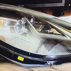 2020 Porsche Macan Right head light xenon 