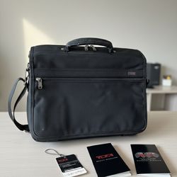 Tumi Expandable Padded Laptop Briefcase Black Shoulder Bag (Pick up🛒 In Bellevue) *Check out my Other Posts 🎁