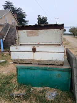 Metal tool box