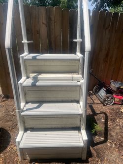 Above ground pool steps