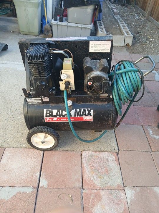2 1/2 Hp Black Max Air compressor 