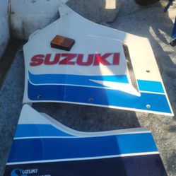 86GSXR 750 FAIRING COMPLETE nearly Flawless Small Scratch Mear Reartaillight And Damage On Lower Rightsides