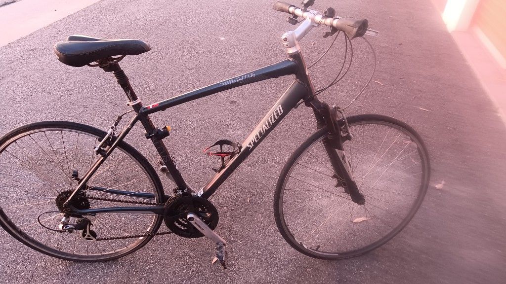 A classic city hybrid bike from Specialized! Just add parts, labor, a spit shine and you'll be flying fast with this city bike! The bike is also an ex
