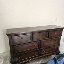 Mahogany wood dresser / Chest of drawers with knobs