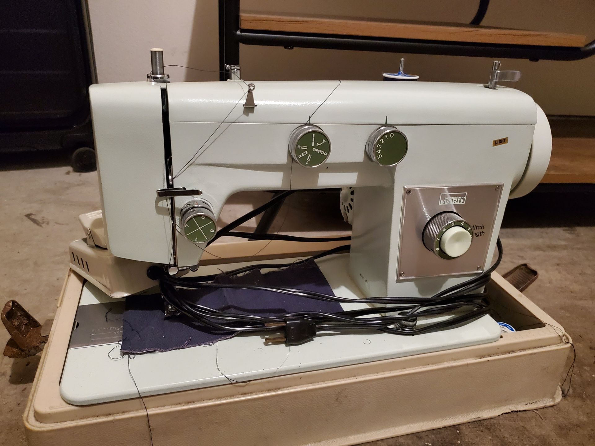 Montgomery Ward UHT J1265 Vintage Sewing Machine