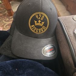 Flex fit hat.
Never warn  420  kingdom