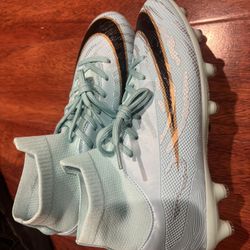 4-1 Men's Football Shoes Indoor and Outward Football Training Sports Shoes Professional high -top Football Boots Breathable FG Nail Shoes