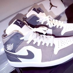 Jordan 1 Mid (size 10.5)