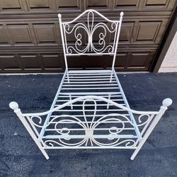 🔥🔥❤️ Twin Size Metal Bed Frame – White – Strong & Elegant