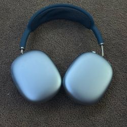 Airpod Max’s light blue 