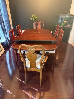 Queen Ann table with 6 chairs