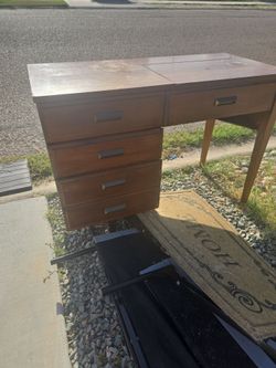 Free little desk/converted sewing cab