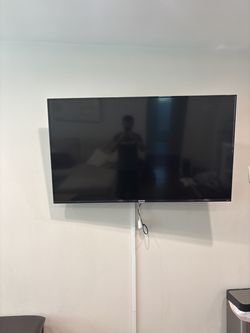 TCL 55-inch 4K Roku TV + wall mount - 55S435