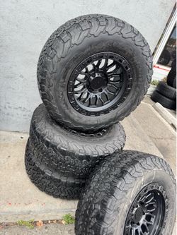 Vendo set de rines nuevos 17x9 de ancho de 6-139.7 lugs con llantas 285/70/R17 bfgoodrich 🚗❤️