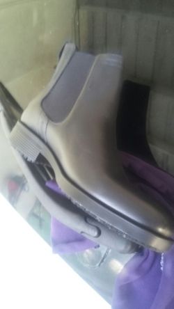 Size 7 para hombre. Antideslizante, de piel. Por catálogo valen como 80.. yo las compre y no me quedaron, nunca se han usado!!!