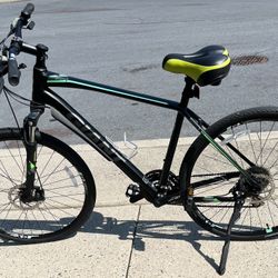 Giant Roam 3 28 Inch Hybrid Bike Mens in Black $350 Or Best Offer 