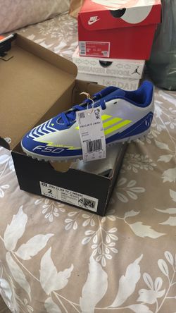 Soccer shoes
