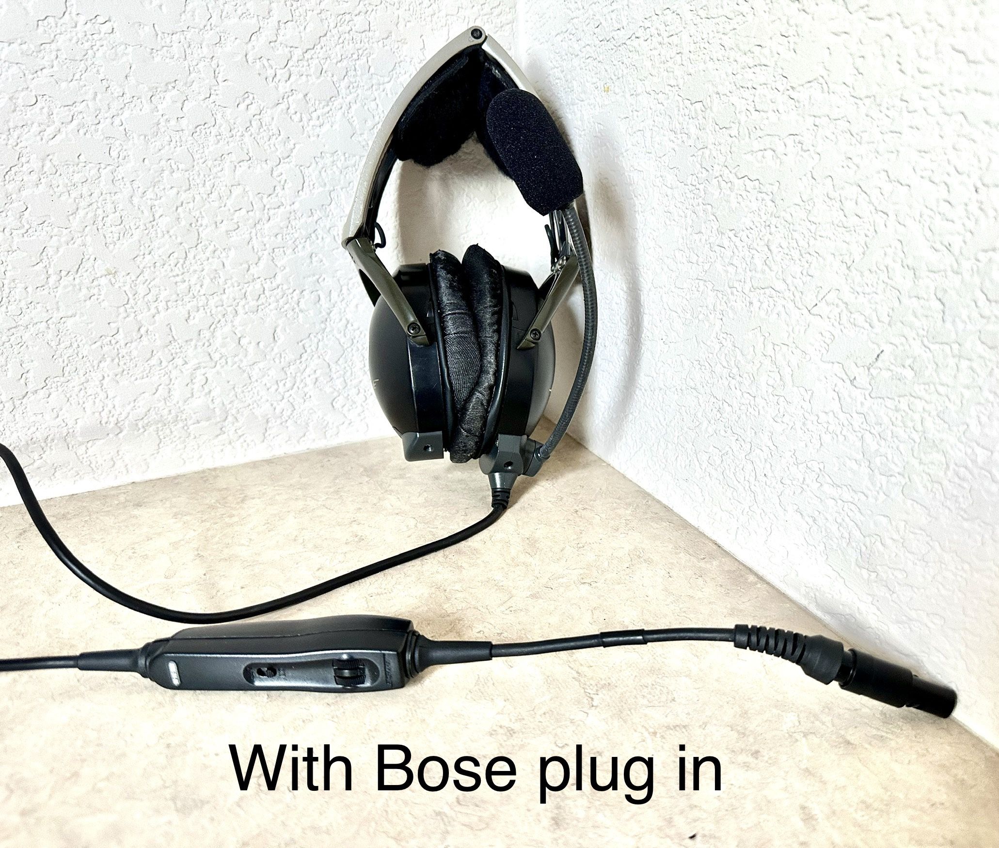 BOSE AVIATION NOISE CANCELLING HEADSET WITH BOSE PLUG IN