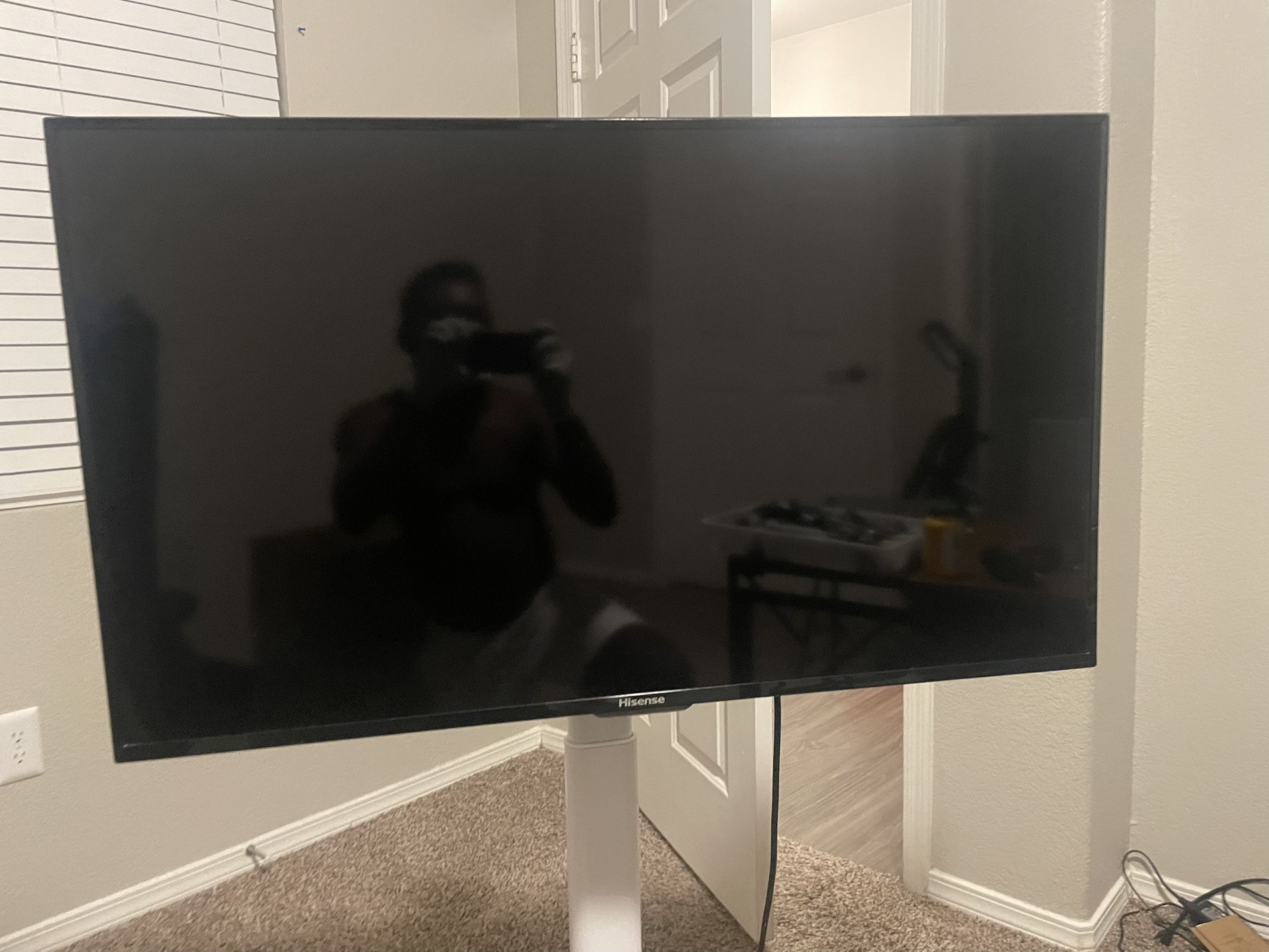 Hisense Smart Tv 40’ With Mobile Stand