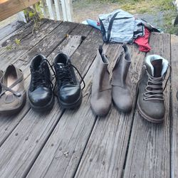 Size 9 Women's Boots And Crocs 4 Pairs For 20$( Package Deal)