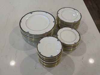 Royal Doulton Princeton Fine Bone China 56 Pc Plate Set 14 Place Settings Mint