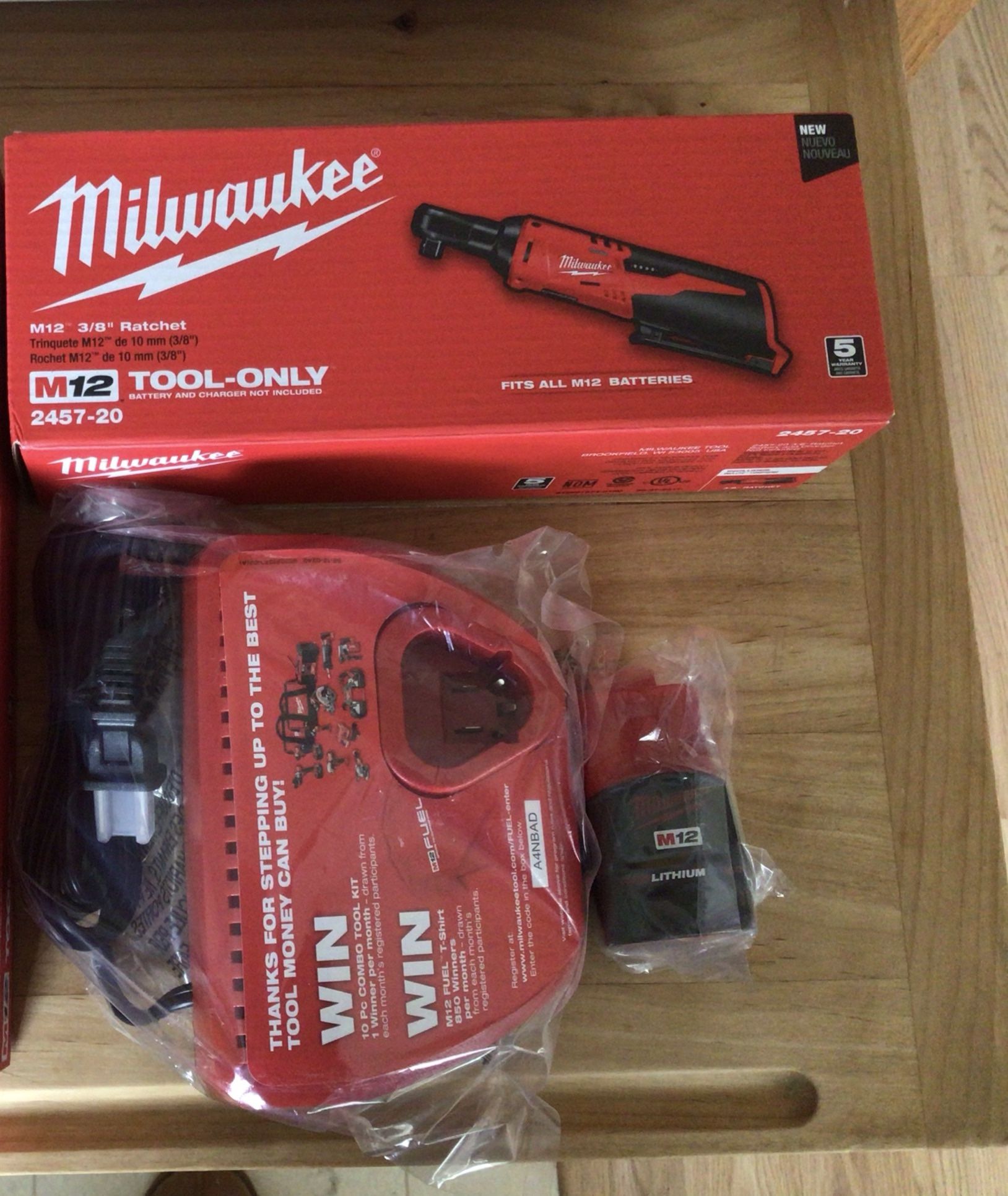 Milwaukee M12 Ratchet 3/8” With Battery And Charger. Brand NEW. NUEVO.