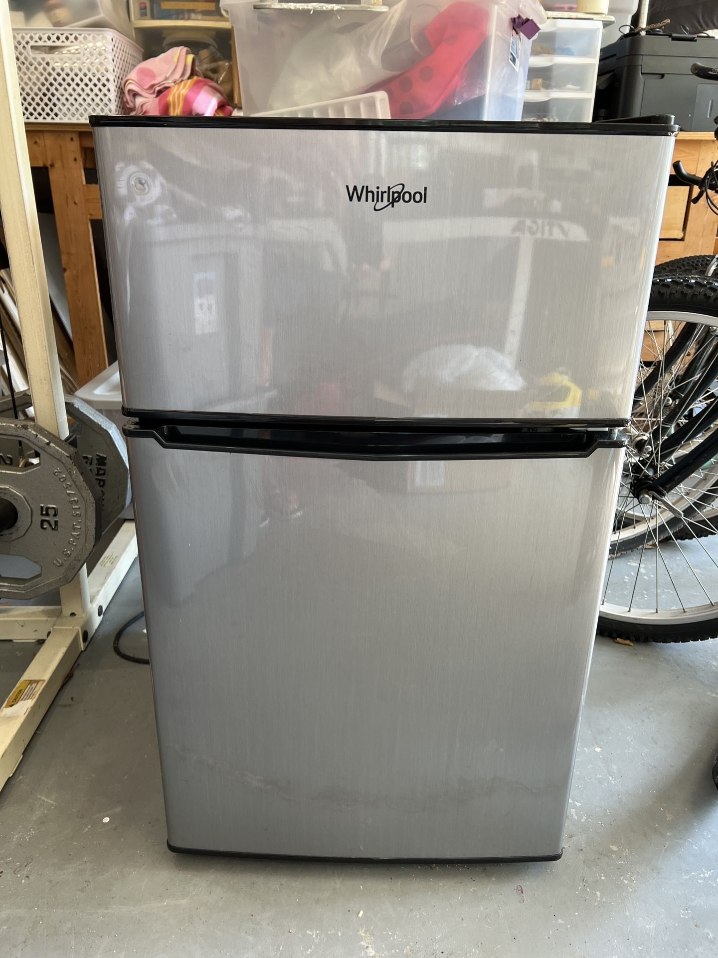 Whirlpool Mini Refrigerator/ Mini fridge