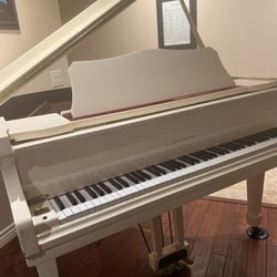 Gloss. white baby grand piano like new🎶🎶