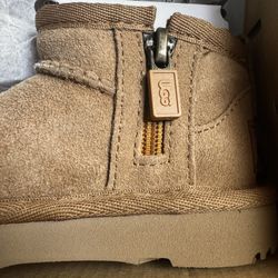 UGG Classic mini Boot (Toddler) Size 6