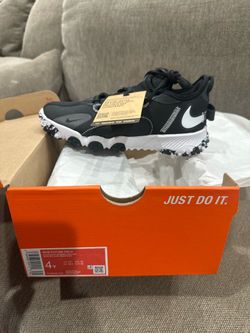 Size 4Y NIKE KIDS FUTURE FIELD BASEBALL TURF CLEATS
