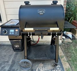 Oklahoma Joe’s Rider DLX 1200 Pellet Grill/Smoker + Cover & Extras – Excellent Condition